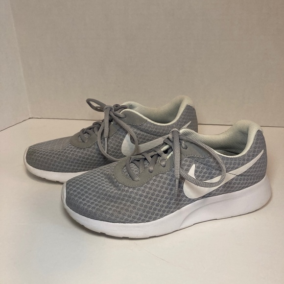 Nike Tanjun Running Shoe Grey/White Women's Size 7 Foam Sole Cushion Mesh like - Picture 2 of 12